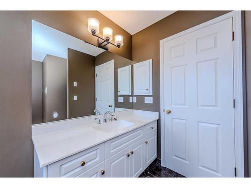 307 Hamptons Mews Nw, Calgary, AB - Indoor Photo Showing Bathroom