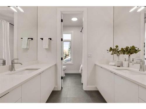 6627 Bow Crescent Nw, Calgary, AB - Indoor Photo Showing Bathroom