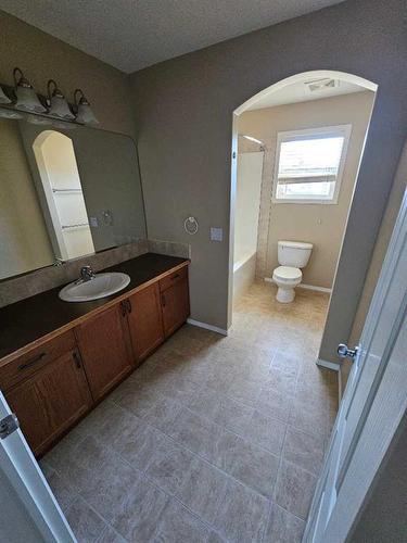 143-100 Coopers Common Sw, Airdrie, AB - Indoor Photo Showing Bathroom