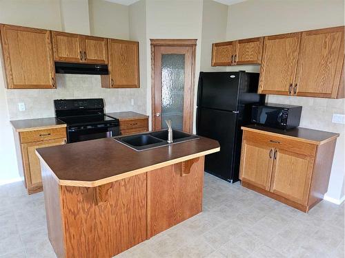 143-100 Coopers Common Sw, Airdrie, AB - Indoor Photo Showing Kitchen With Double Sink