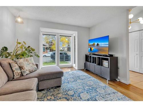 431 Templeview Drive Ne, Calgary, AB - Indoor Photo Showing Living Room