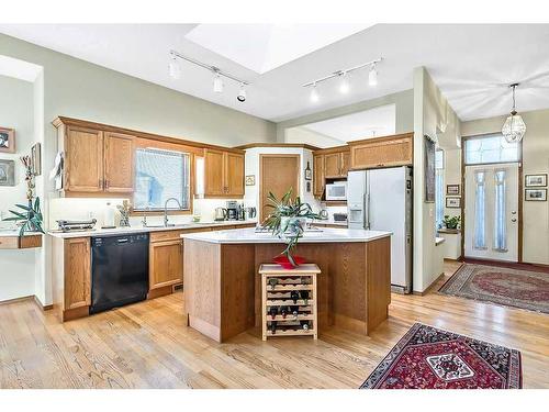 76 Mt Copper Green Se, Calgary, AB - Indoor Photo Showing Kitchen