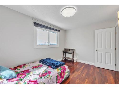 48 Deerview Place Se, Calgary, AB - Indoor Photo Showing Bedroom