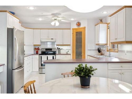 327-6868 Sierra Morena Boulevard Sw, Calgary, AB - Indoor Photo Showing Kitchen