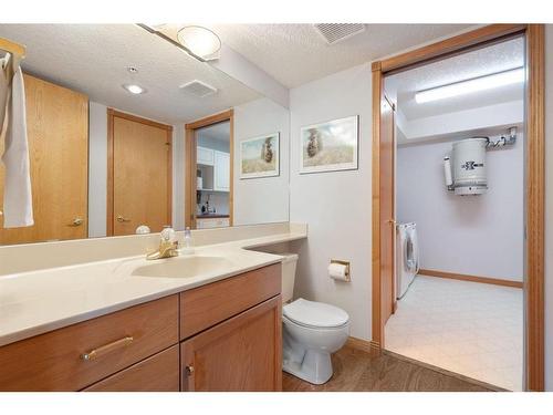 327-6868 Sierra Morena Boulevard Sw, Calgary, AB - Indoor Photo Showing Bathroom