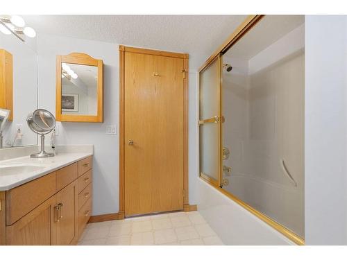 327-6868 Sierra Morena Boulevard Sw, Calgary, AB - Indoor Photo Showing Bathroom