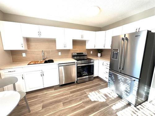 11 Midpark Drive Se, Calgary, AB - Indoor Photo Showing Kitchen