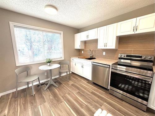 11 Midpark Drive Se, Calgary, AB - Indoor Photo Showing Kitchen