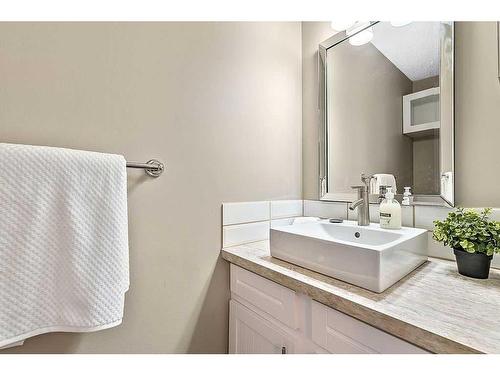 11 Midpark Drive Se, Calgary, AB - Indoor Photo Showing Bathroom