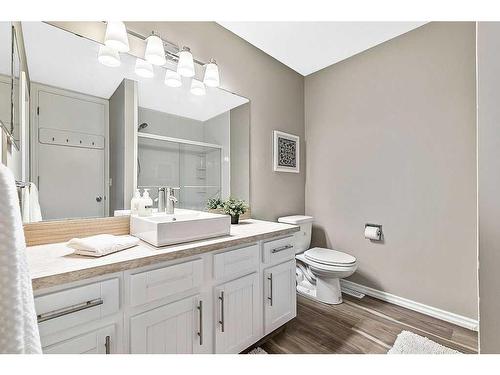 11 Midpark Drive Se, Calgary, AB - Indoor Photo Showing Bathroom