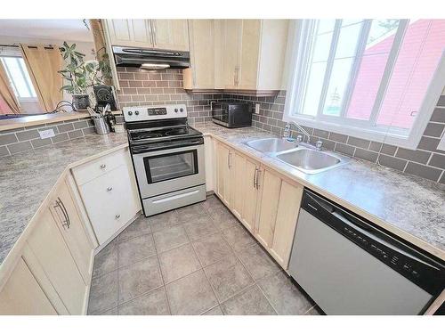 1102-10 Prestwick Bay Se, Calgary, AB - Indoor Photo Showing Kitchen With Double Sink