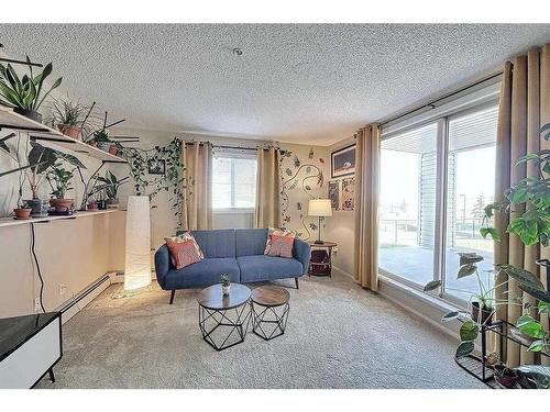 1102-10 Prestwick Bay Se, Calgary, AB - Indoor Photo Showing Living Room