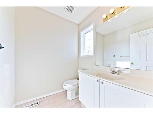 121 Tarington Park Ne, Calgary, AB - Indoor Photo Showing Bathroom