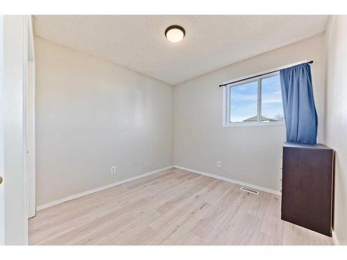 121 Tarington Park Ne, Calgary, AB - Indoor Photo Showing Other Room