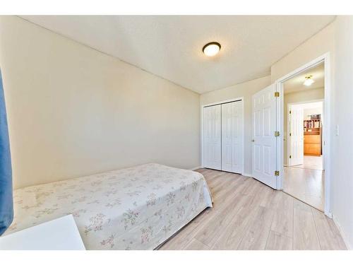 121 Tarington Park Ne, Calgary, AB - Indoor Photo Showing Bedroom