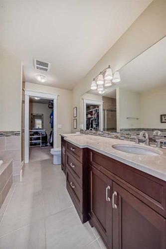 1826 32 Avenue Sw, Calgary, AB - Indoor Photo Showing Bathroom