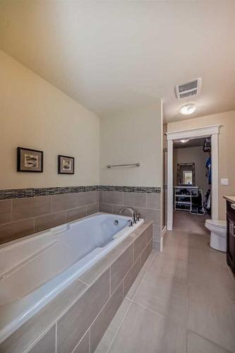 1826 32 Avenue Sw, Calgary, AB - Indoor Photo Showing Bathroom