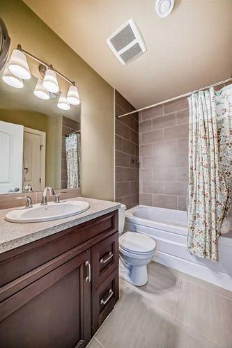 1826 32 Avenue Sw, Calgary, AB - Indoor Photo Showing Bathroom