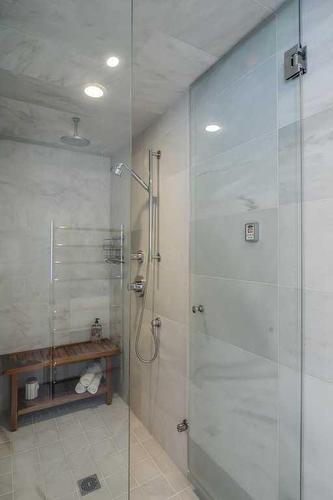 826 Durham Avenue Sw, Calgary, AB - Indoor Photo Showing Bathroom