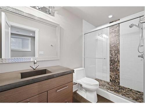 826 Durham Avenue Sw, Calgary, AB - Indoor Photo Showing Bathroom