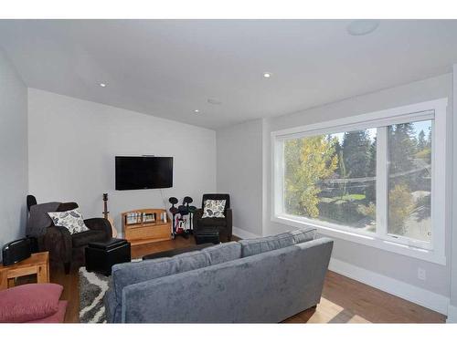 826 Durham Avenue Sw, Calgary, AB - Indoor Photo Showing Living Room