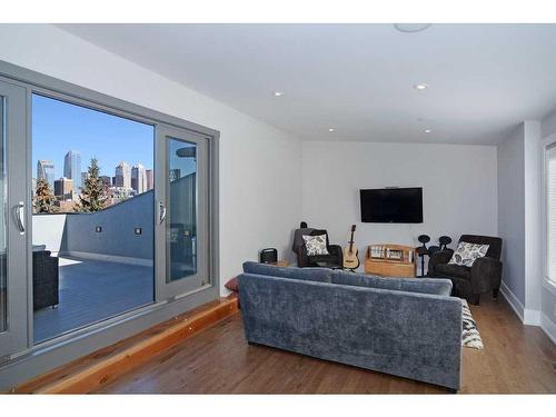 826 Durham Avenue Sw, Calgary, AB - Indoor Photo Showing Living Room