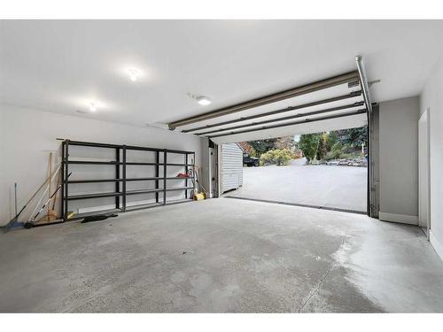 826 Durham Avenue Sw, Calgary, AB - Indoor Photo Showing Garage