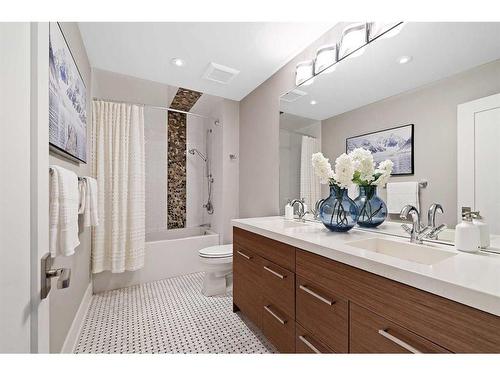 826 Durham Avenue Sw, Calgary, AB - Indoor Photo Showing Bathroom