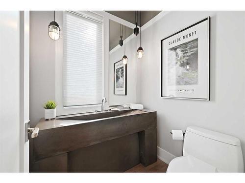 826 Durham Avenue Sw, Calgary, AB - Indoor Photo Showing Bathroom