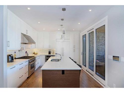 826 Durham Avenue Sw, Calgary, AB - Indoor Photo Showing Kitchen With Upgraded Kitchen