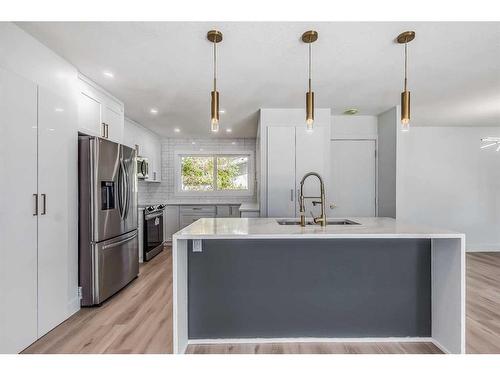 304 Huntbourne Hill Ne, Calgary, AB - Indoor Photo Showing Kitchen With Stainless Steel Kitchen With Upgraded Kitchen