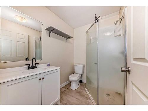 1 Royal Elm Way Nw, Calgary, AB - Indoor Photo Showing Bathroom