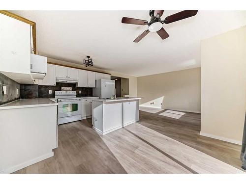 1 Royal Elm Way Nw, Calgary, AB - Indoor Photo Showing Kitchen