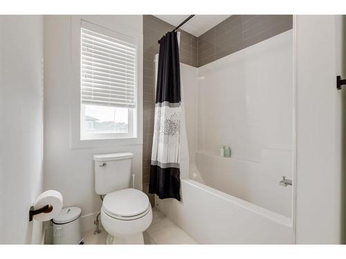 55 Walcrest View Se, Calgary, AB - Indoor Photo Showing Bathroom