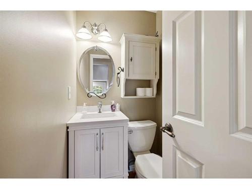 413 26 Avenue Nw, Calgary, AB - Indoor Photo Showing Bathroom