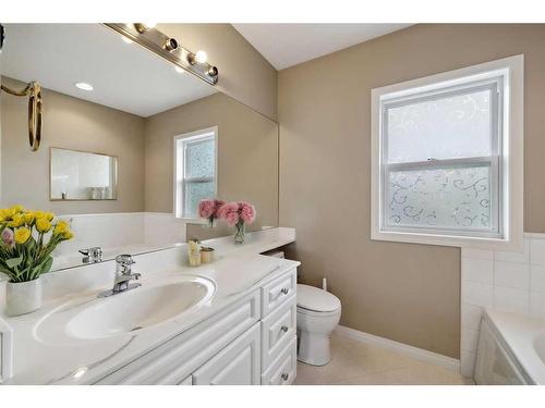 413 26 Avenue Nw, Calgary, AB - Indoor Photo Showing Bathroom