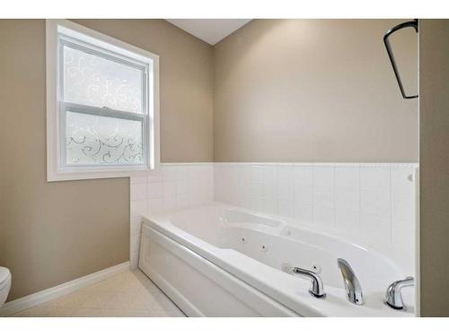 413 26 Avenue Nw, Calgary, AB - Indoor Photo Showing Bathroom