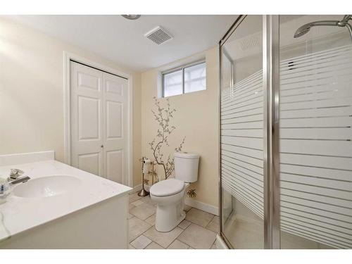 413 26 Avenue Nw, Calgary, AB - Indoor Photo Showing Bathroom