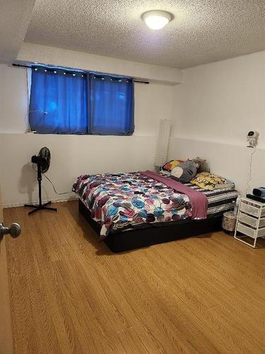 E-1403 44 Street Se, Calgary, AB - Indoor Photo Showing Bedroom