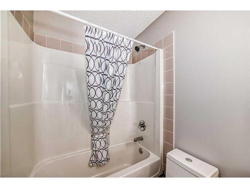 2 Evansbrooke Manor Nw, Calgary, AB - Indoor Photo Showing Bathroom