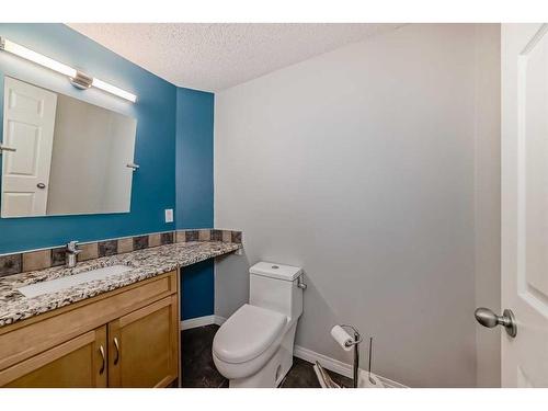 2 Evansbrooke Manor Nw, Calgary, AB - Indoor Photo Showing Bathroom