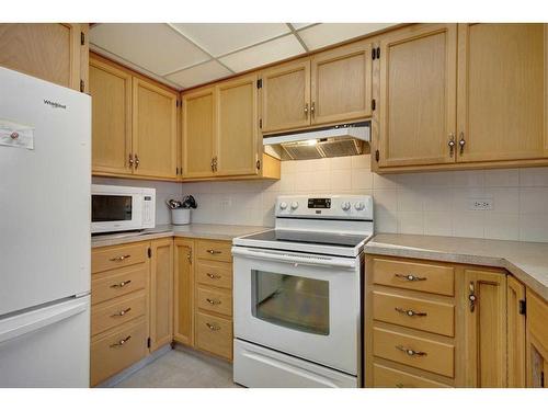 639 1 Street North, Vulcan, AB - Indoor Photo Showing Kitchen