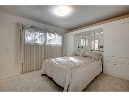 639 1 Street North, Vulcan, AB - Indoor Photo Showing Bedroom