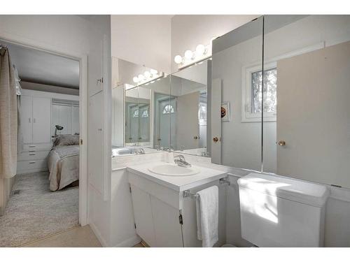 639 1 Street North, Vulcan, AB - Indoor Photo Showing Bathroom