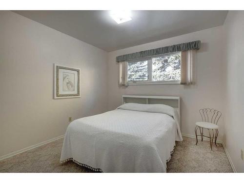 639 1 Street North, Vulcan, AB - Indoor Photo Showing Bedroom