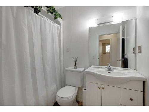 639 1 Street North, Vulcan, AB - Indoor Photo Showing Bathroom