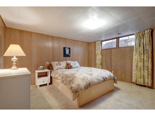 639 1 Street North, Vulcan, AB - Indoor Photo Showing Bedroom