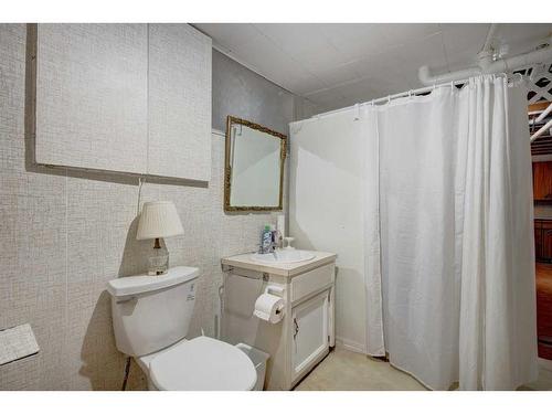 639 1 Street North, Vulcan, AB - Indoor Photo Showing Bathroom