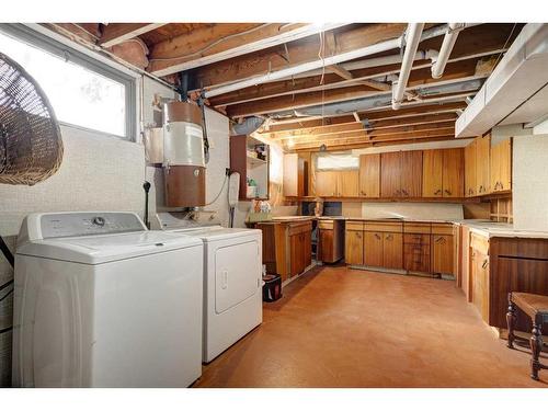 639 1 Street North, Vulcan, AB - Indoor Photo Showing Laundry Room