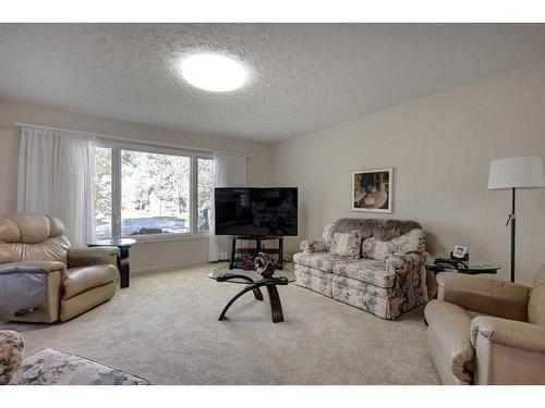 639 1 Street North, Vulcan, AB - Indoor Photo Showing Living Room